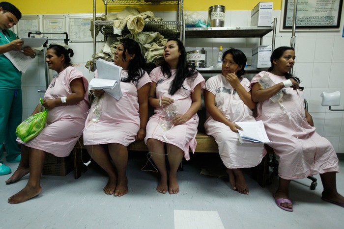 Các thai phụ đợi đến lượt sinh con tại bệnh viện Escuela ở Tegucigalpa, Honduras.